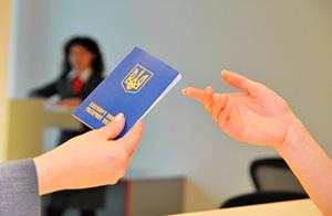 Українцям дозволили замовляти закордонний паспорт по інтернету