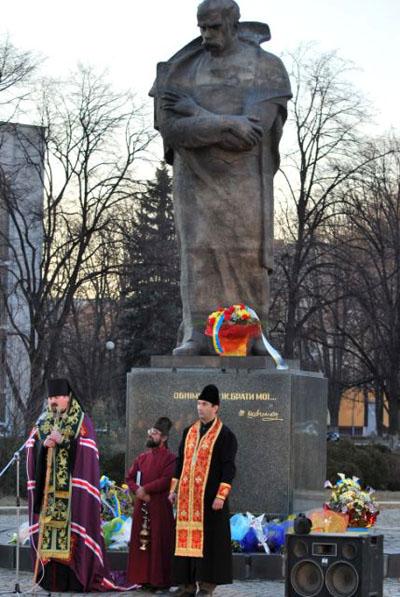 В Ужгороді урочисто відзначили 197-у річницю від дня народження Шевченка (ФОТО)