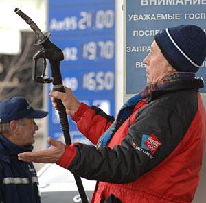 Українські АЗС продаватимуть не більше 10 літрів в одні руки 