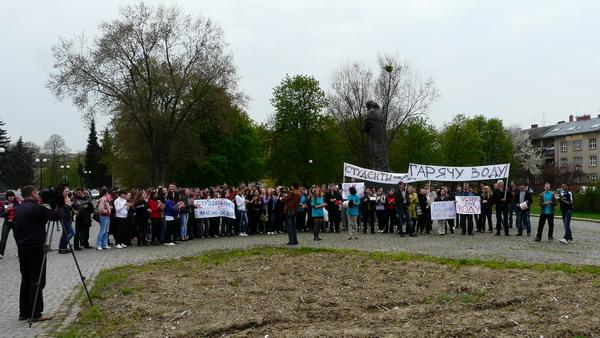 Студенти УжНУ мітингували під стінами Закарпатської ОДА (ФОТО)
