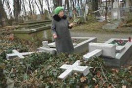 В Ужгороді троє підлітків пошкодили хрести на цвинтарі