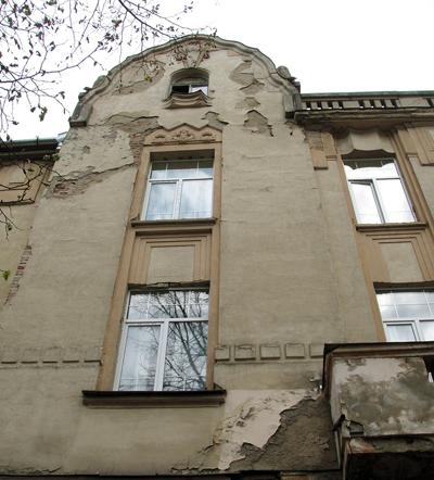 Фасад ужгородської першої школи може будь-коли полетіти на голови учнів і перехожих
