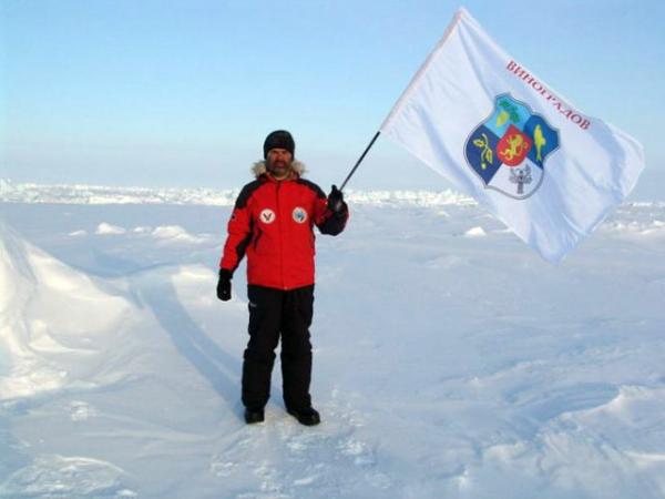 Закарпатець встановив прапор Виноградова на Північному полюсі