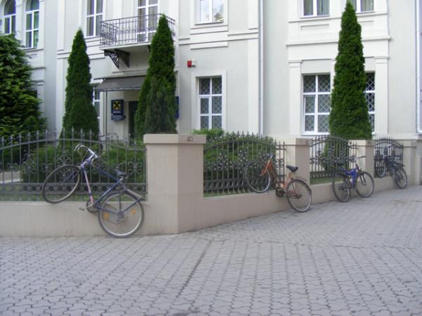 Поки влада обіцяє велопарковки, ужгородці "паркують" велосипеди як можуть (ФОТО)