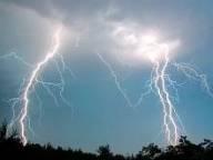 Через сильні зливи та грози на Закарпатті оголосили штормове попередження