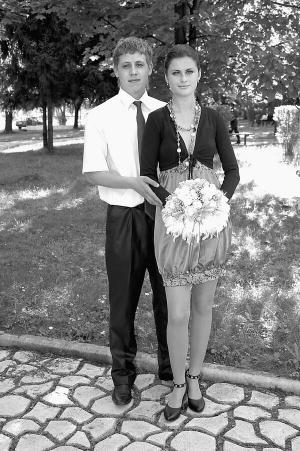 Сергій Єлістратов з міста Хуст на Закарпатті фотографується на весіллі друга з дружкою. Він теж планував одружитись 