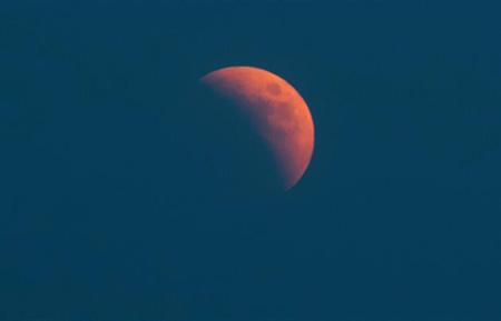 В Ужгороді спостерігали за повним затемненням місяця (ФОТО)