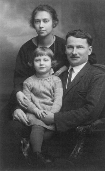 Наталка Наріжна з батьками в часі приїзду в Прагу 1927 року