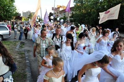 ВІДЕО з Параду наречених в Ужгороді