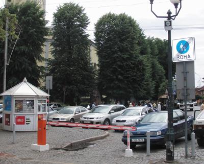 У центрі міста Мукачева знову можна гуляти, не обходячи авто