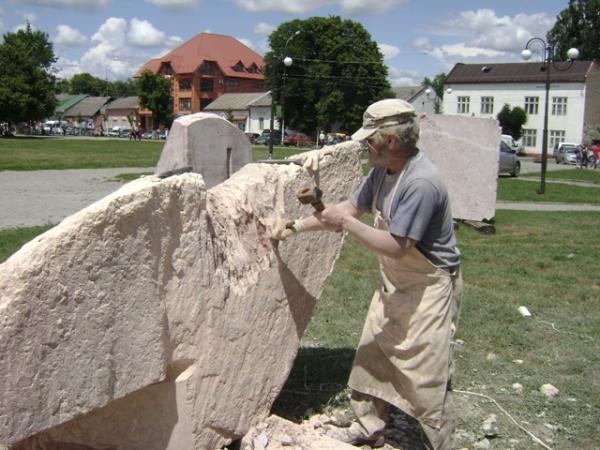 У центрі закарпатського Тячева творять з каменю скульптури (ФОТО)