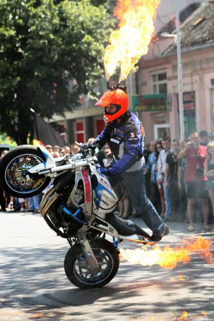Угорський каскадер на мотоциклі перевіряв на витримку ужгородських дівчат (ФОТО) 