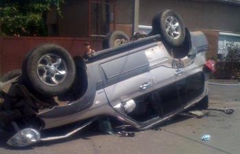 У Мукачеві джип збив стовп і перевернувся (ФОТО)