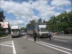 Вантажівкам дозволили їхати територією Угорщини і у вихідні дні