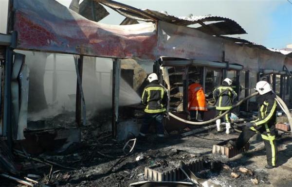 Пожежники не могли приступити до гасіння пожежі на ринку в Мукачеві через небезпеку ураження електрострумом 