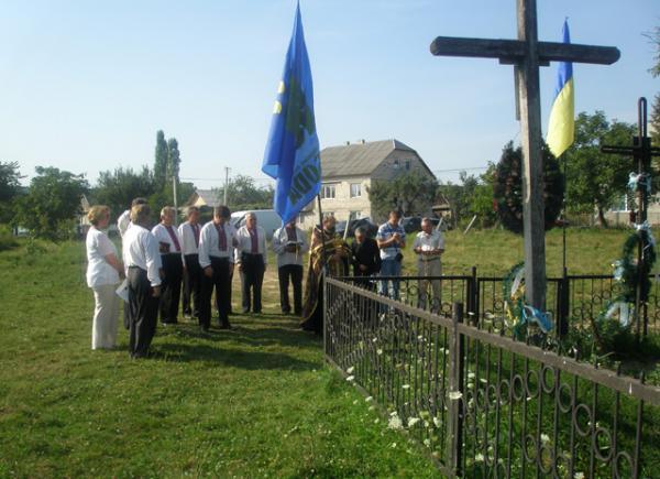 Закарпатські "свободівці" вшанували могили карпатських січовиків у с. Рокосово (ФОТО)