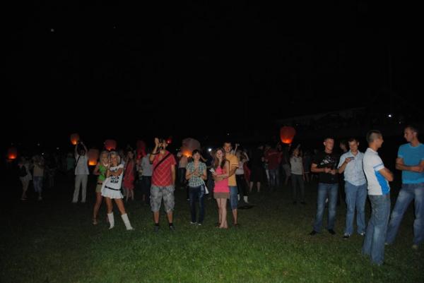 У Мукачеві до Дня незалежності запустили сотні ліхтариків (ФОТО)