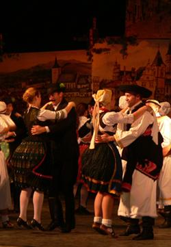 Танцюристи з Будапешта привезли на Закарпаття тугу за Монархією (ФОТО)