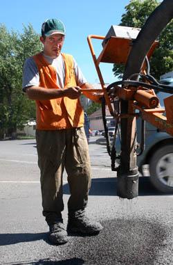 Закарпатські дорожники відремонтують вулиці Хуста та Ужгорода на 4 мільйони