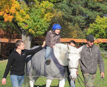 На "Золотій горі" діти з обмеженими можливостями каталися на конях