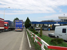 Територія МАПП «Ужгород» також переповнена вантажівками: за добу тут оглядають і пропускають понад 260 вантажних транспортних засобів