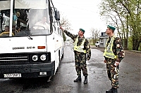 На Закарпатті прикордонники затримали автобус, водій якого намагався вивезти з України 6 дітей за підробленими документами