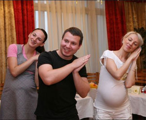 Катерина Плєшкова (крайня праворуч) та її чоловік Василь танцюють на вечірці для вагітних