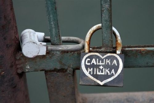 В Ужгороде влюбленные украсили пешеходный мост через Уж замками