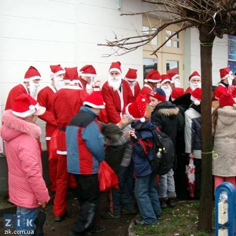 Мешканців Ужгорода зі святом вітало сорок Миколаїв та 300 маленьких "миколайчиків" (ФОТО)