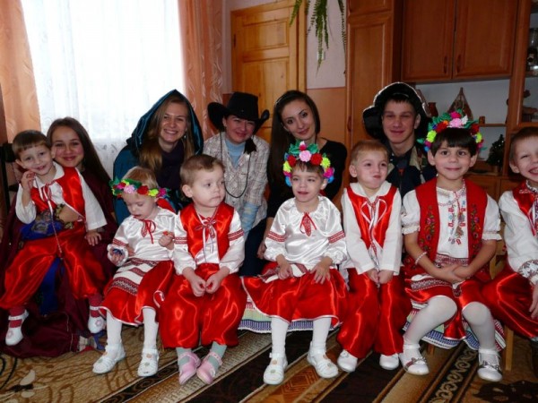 Студенти ЗакДУ зібрали 10 тисяч гривень для обездолених діточок Закарпаття