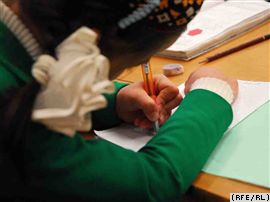Ужгородському вчителеві, що вдарив школярку, загрожує 850 грн. штрафу, або рік громадських робіт