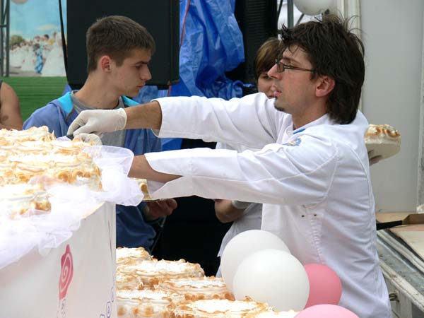 Окрасою ужгородського Параду наречених став торт діаметром у 5 метрів