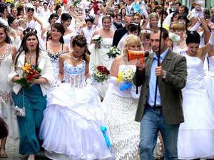 За кількістю учасниць ужгородський Парад наречених "переплюнув" московський (ВІДЕО)
