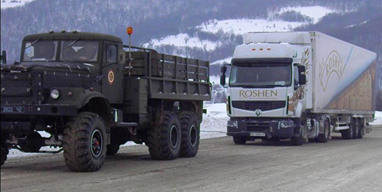 Рятувальні підрозділи допомагають вантажівкам переїхати через перевали Закарпаття (ФОТО)