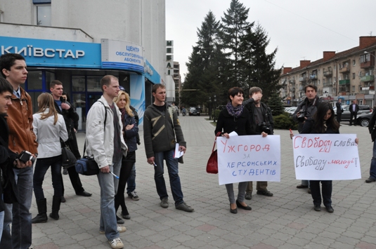Ужгородські студенти провели акцію «Міліція – досить клеїти молодь!» (ФОТО)