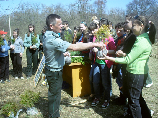 Виноградівські школярі висадили плантацію червонокнижного ясена (ФОТО)