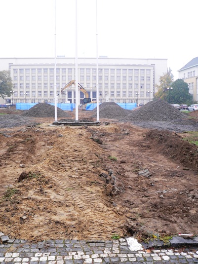 Поки в Ужгороді захисників Народної «тягають» по судах, на площі розгорнуто будівельні роботи (ФОТО)
