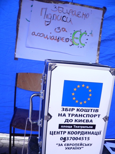 На ужгородському ЄвроМайдані збирають кошти на підтримку бажаючих їхати на Київ, частина ужгородців вже виїхали (ФОТО)