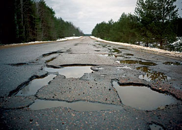 Усе в Донбас: Закарпаттю не "світять" якісні ремонти доріг