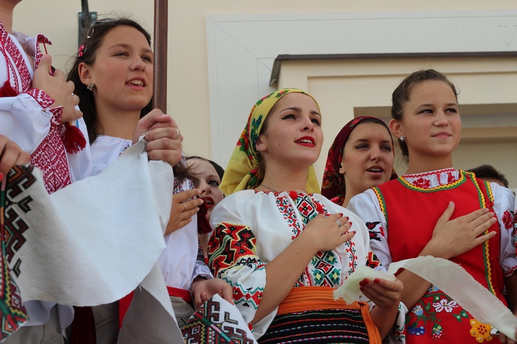 В Ужгороді День Незалежності України святкували з вишиванками та піснями (ФОТО)