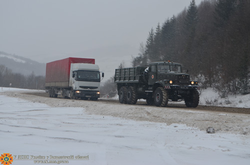 На Берегівщині зі снігового замету витягали вантажний «Мерседес» (ФОТО)
