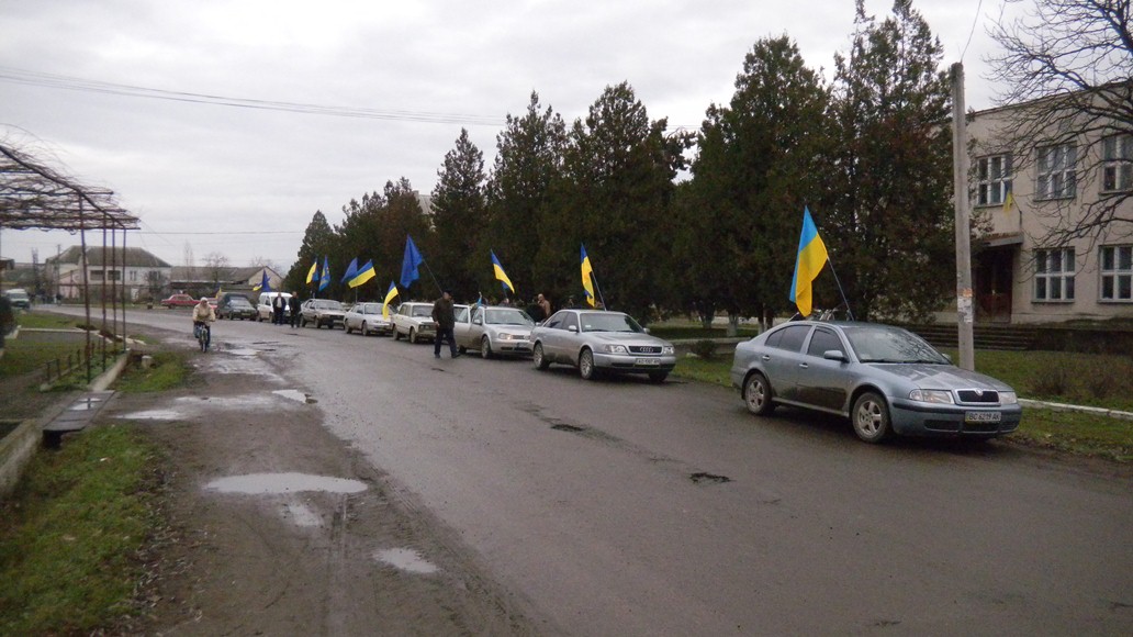 Перша акція АвтоМайдану у Виноградові пройшла з провокаціями і "хвостами" (ФОТО, ВІДЕО)