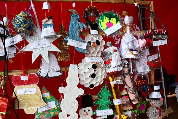 На благодійному різдвяному ярмарку у Тячеві можна сфотографуватися із Миколаєм та придбати новорічні прикраси (ФОТО)