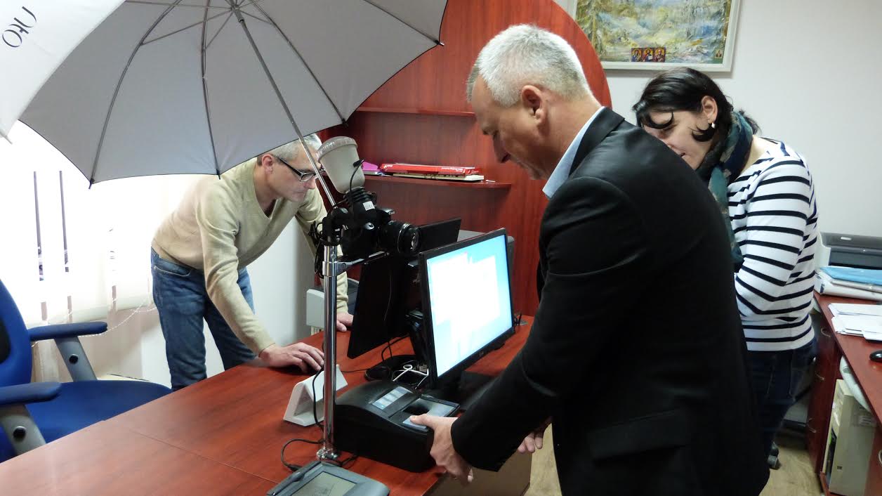 В Ужгороді завершили монтаж сканеру для зняття відбитків пальців для оформлення біометричного паспорту (ФОТО)