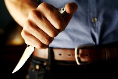 У Мукачеві злочинець з 25-річним тюремним "стажем" з ножем пограбував 83-річного чоловіка