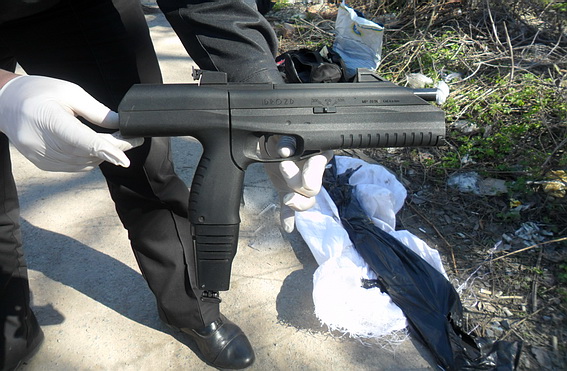 В Ужгороді на смітнику виявили муляжі зброї (ФОТО)