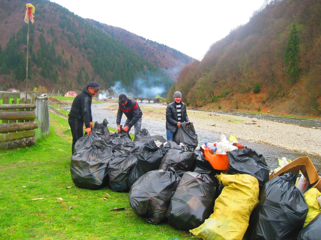 В очікуванні туристів у Колочаві активно прибирали сміття (ФОТО)