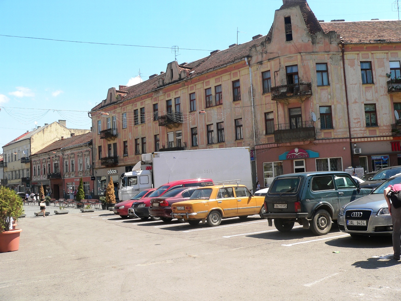 На пл. Петефі в Ужгороді за рахунок парковки зменшили пішохідну зону, а незабаром там регулярно чергуватиме ДАІ (ФОТО)