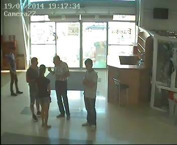 "Військкома", який нападав на дівчат-волонетрів у Тячеві, можна знайти за відео з камер спостереження (ФОТО)