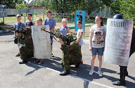 В Ужгороді діти навідались з екскурсією до солдатів Нацгвардії (ФОТО)